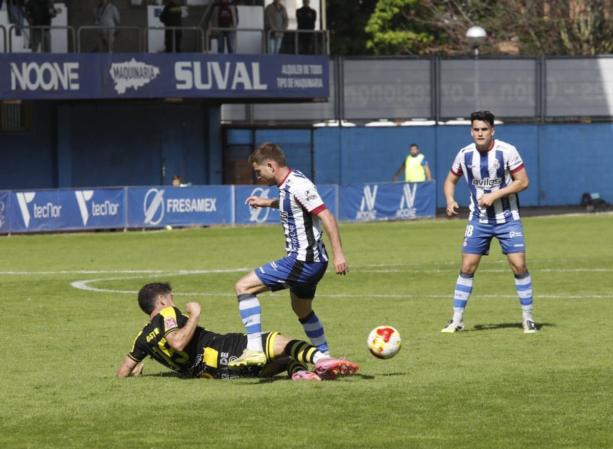 EN IMÁGENES: El Avilés se juega la salvación a una última bala: estrepitosa derrota ante el Barakaldo