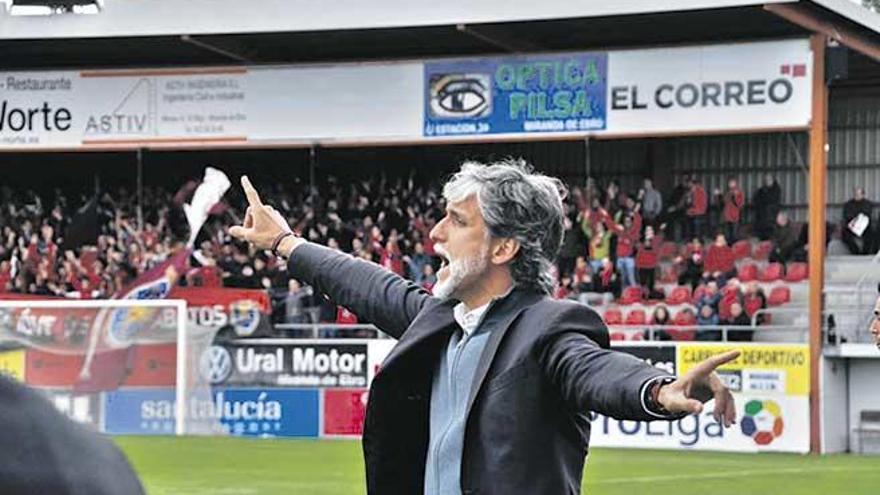 Pablo Alfaro da instrucciones durante un partido del Mirandés en Anduva.