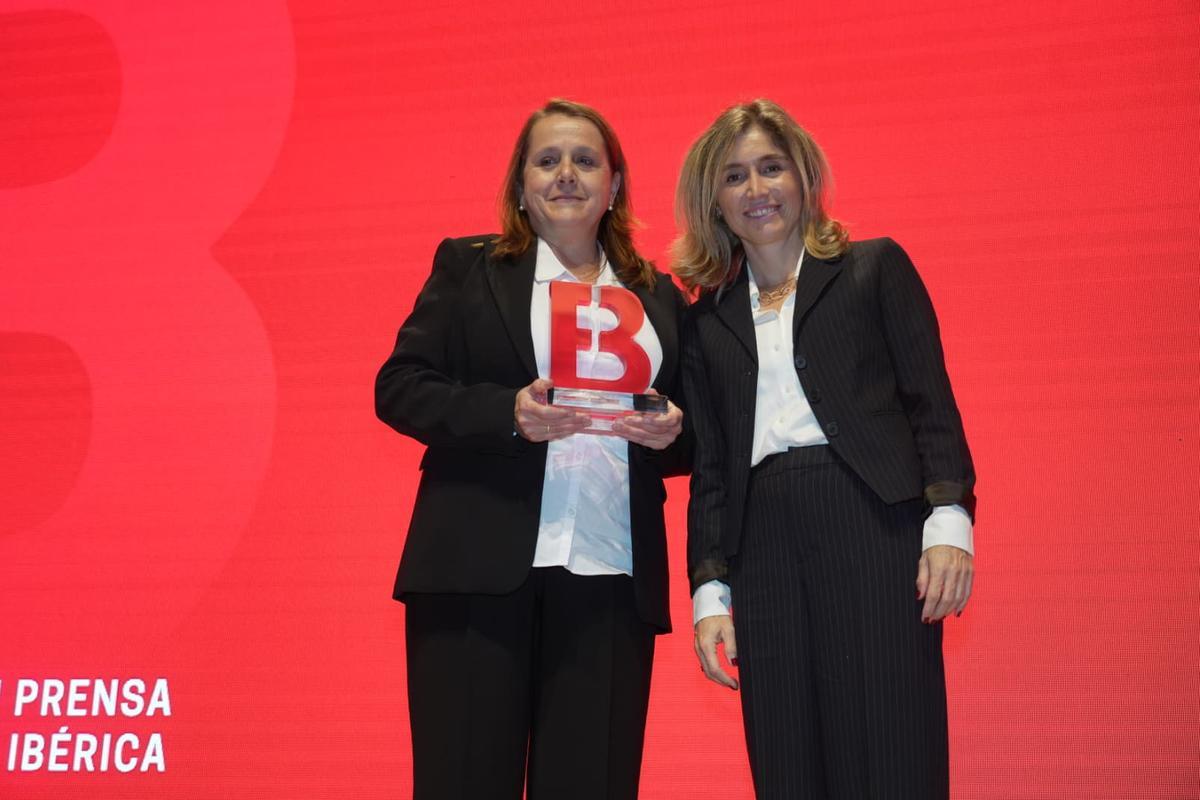 Carmen García Mena, Premio Autónomo, y Ainoha Moll, directora Editorial de Prensa Ibérica.