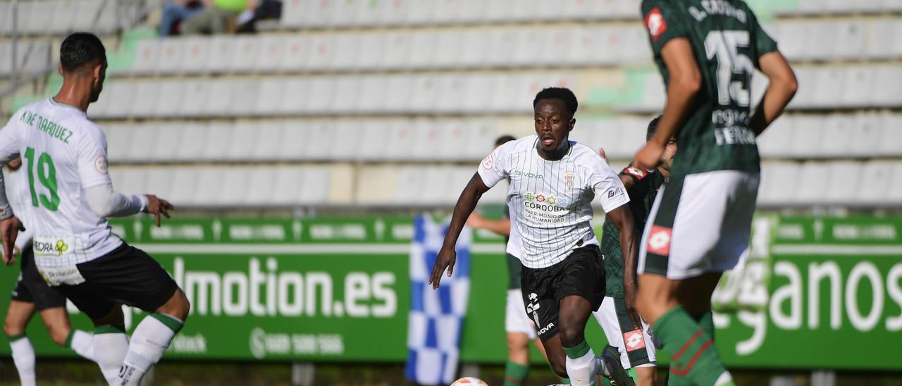 Diarra conduce el balón en presencia de Kike Márquez, el pasado sábado, en A Malata.