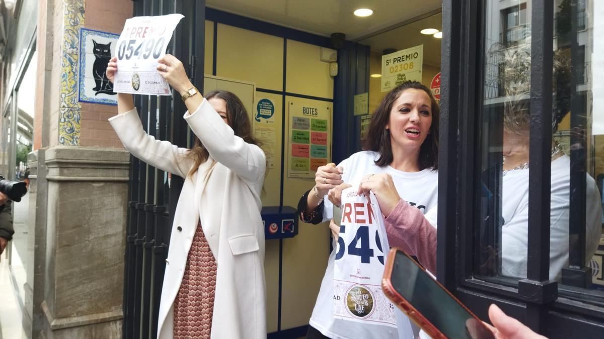 Carmen, (izquierda) enseña el 05490, el Gordo del Sorteo Extraordinario de Navidad 2022.