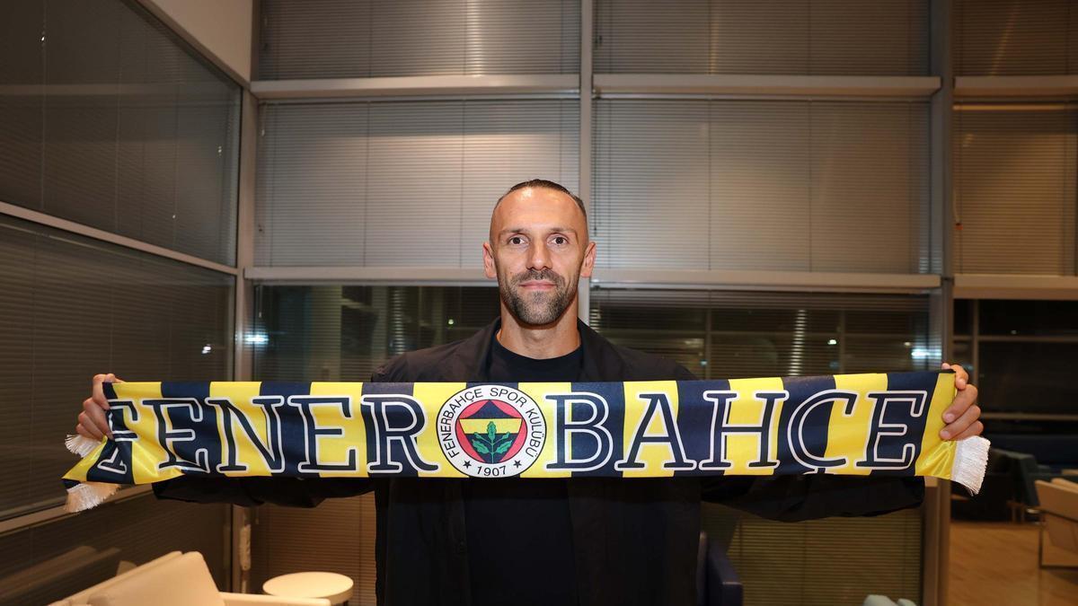 Muriqi, recibido en Estambul por cientos de aficionados del Fenerbahçe