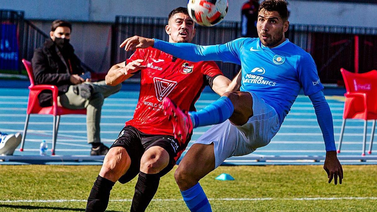 Javi Cabezas disputa un balón con un jugador del Ibiza durante el partido disputado en el Camilo Cano. | DAVID REVENGA