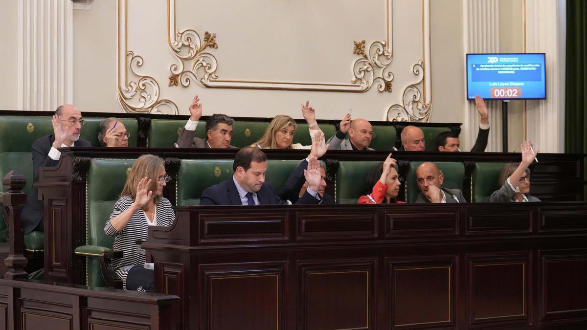La bancada popular de la Diputación de Pontevedra vota al unísono.
