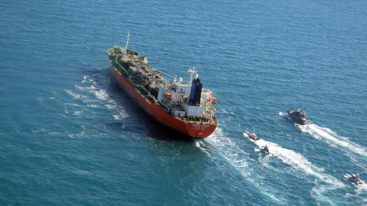 La Guardia Revolucionaria iraní custodia el petrolero de Corea del Sur en aguas del Golfo Pérsico.