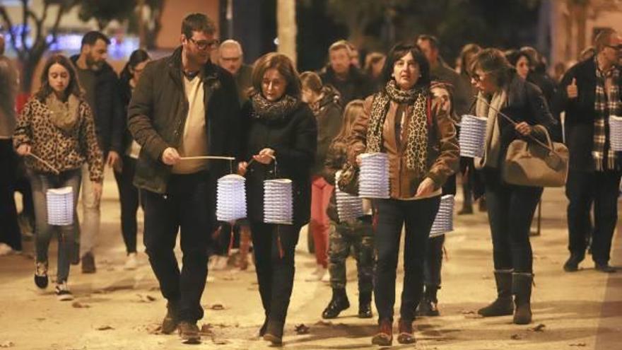 Participantes en la Retreta de la Puríssima, ayer en la salida desde la Plaça Coronació.