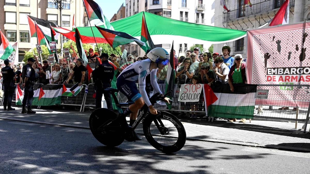 Manifestantes propalestinos protestan mientras un ciclista compite durante la 18.ª etapa de la Vuelta a España, una contrarreloj de 12,2 km entre Valladolid y Valladolid, el 11 de septiembre de 2025