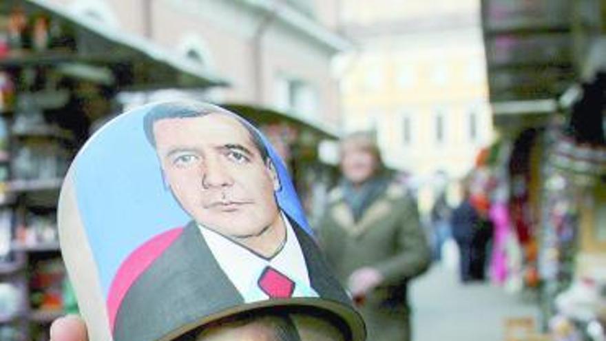 Muñecas rusas decoradas con los retratos de Putin y Medvédev.