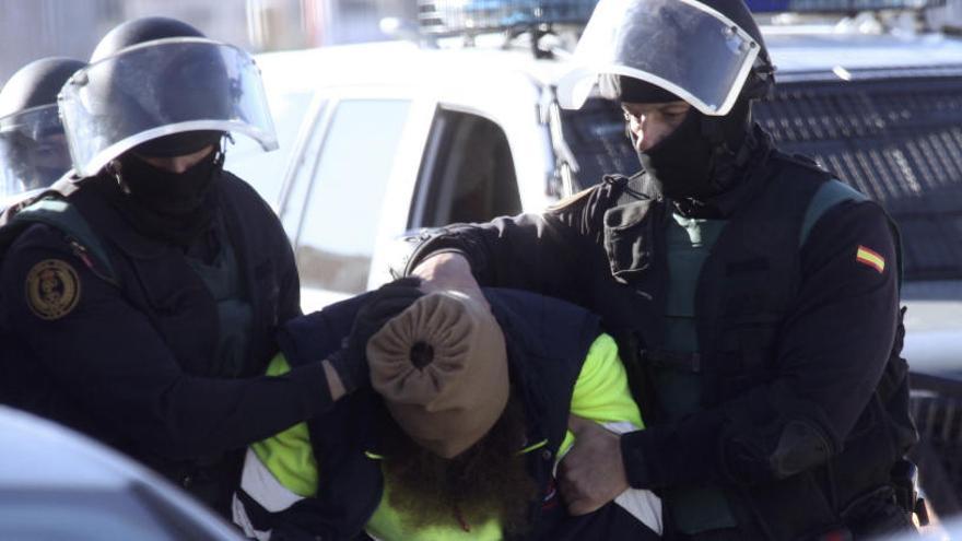 Agentes trasladan a uno de los detenidos en Ceuta.