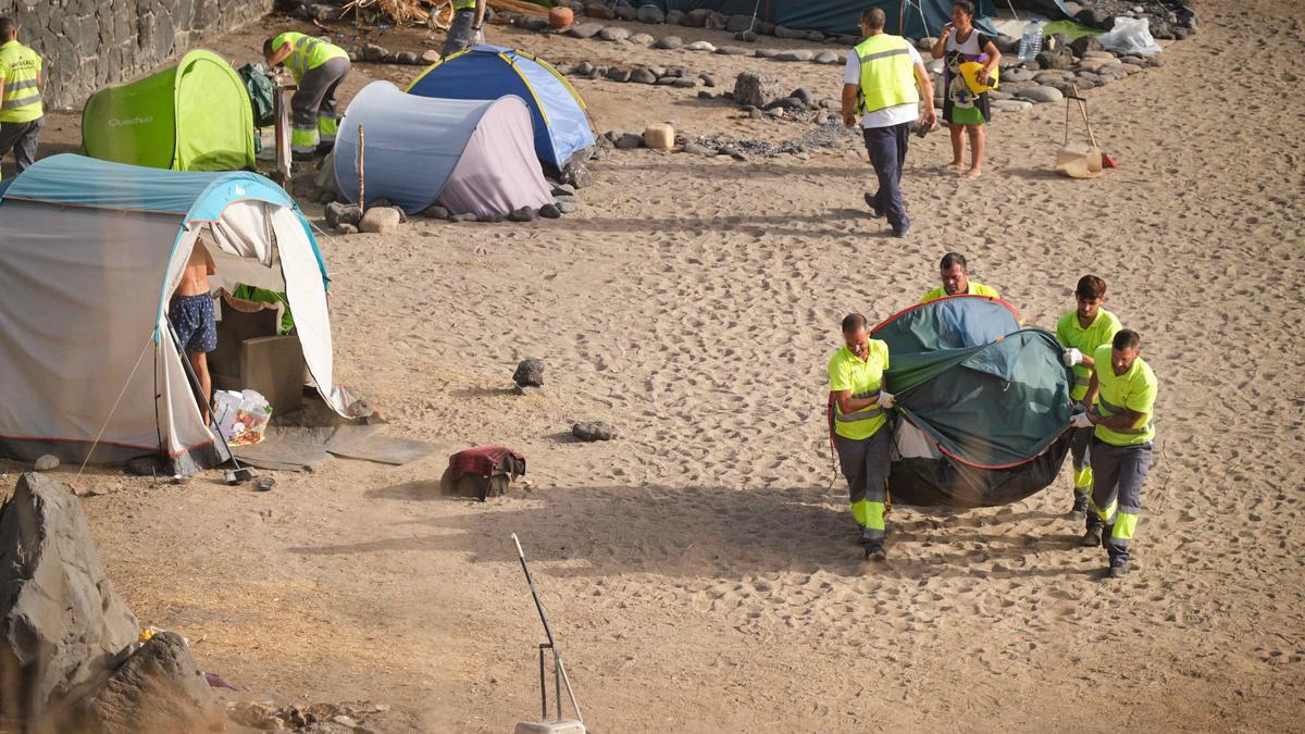 Retirada de casetas y enseres en la playa de la trasera del Parque Marítimo