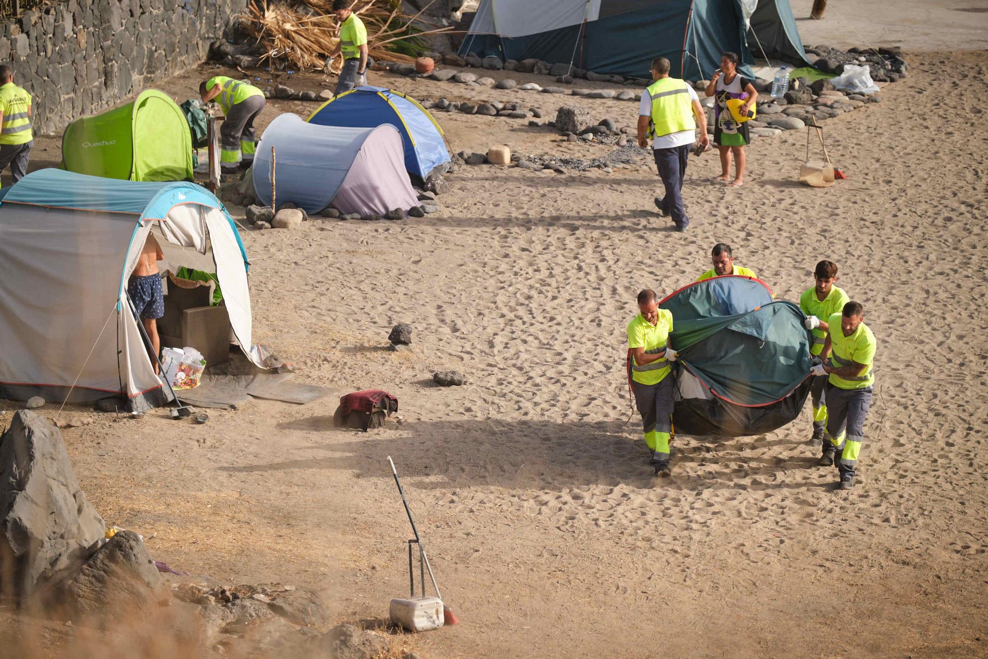 Retirada de casetas y enseres en la playa de la trasera del Parque Marítimo