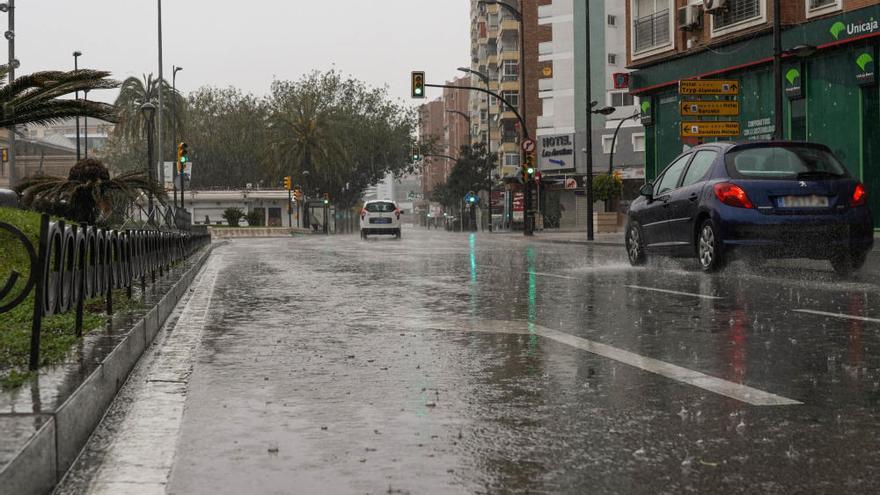 Lluvia en el entorno de la estación María Zambrano, este martes por la mañana.