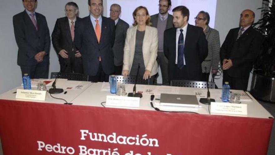 Representantes de Cáritas y de la Fundación Barrié, ayer en A Coruña. / eduardo vicente