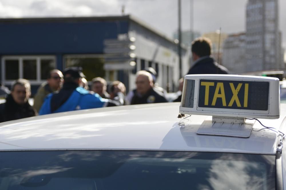 Taxistas de la ciudad marchan en caravana por A Coruña dentro de una jornada de protestas del sector del taxi contra los vehículos de transporte colectivo