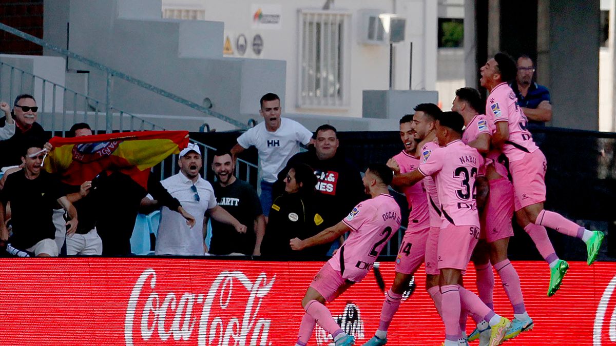 Un tardío penalti marcado por Joselu permitió al Espanyol sumar su primer punto de la temporada
