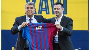 Laporta y Xavi, en el momento de la firma del técnico de Terrassa