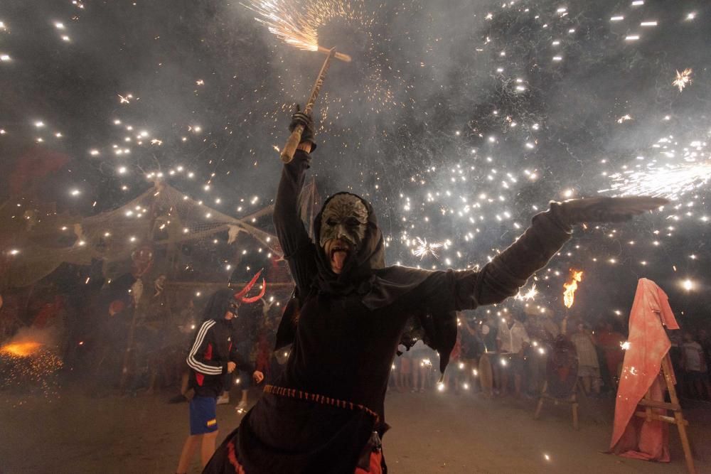 Los ‘dimonis’ invaden El Molinar durante el ‘correfoc’ de sus fiestas de verano