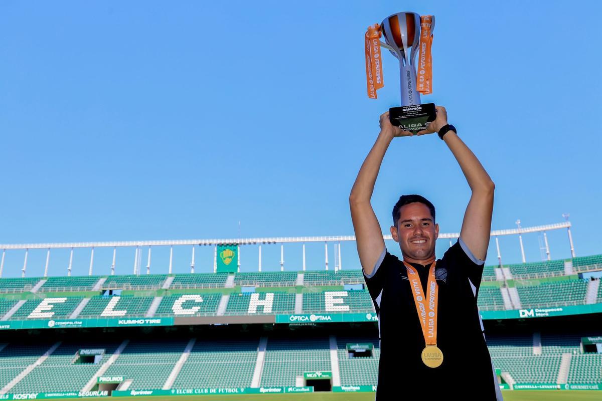 Óscar Morales levanta el trofeo de LaLiga FUTURES, en el estadio Martínez Valero.
