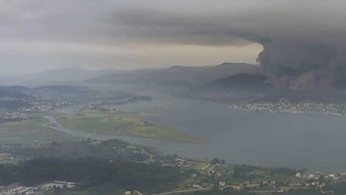 El incendio de Caminha, visto desde la cámara de la CRTVG en Santa Tegra. /  CRTVG