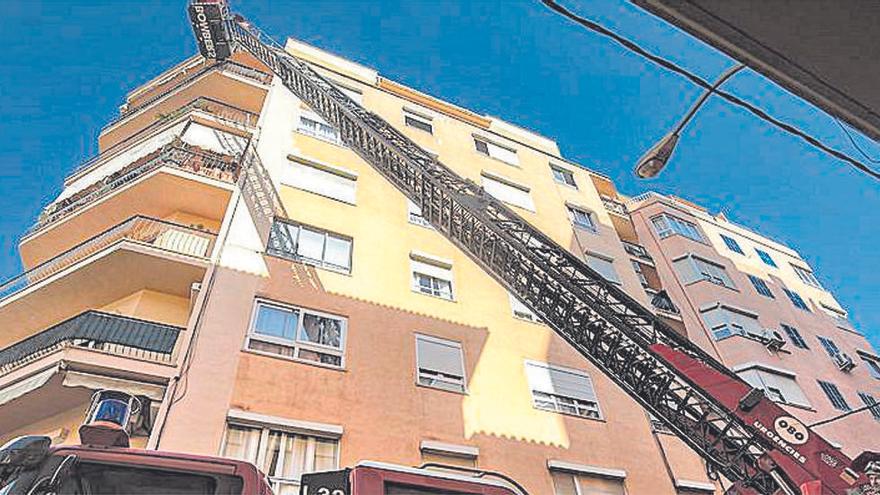 Die Feuerwehrmänner beim Einsatz im Carrer Ramon Muntaner.