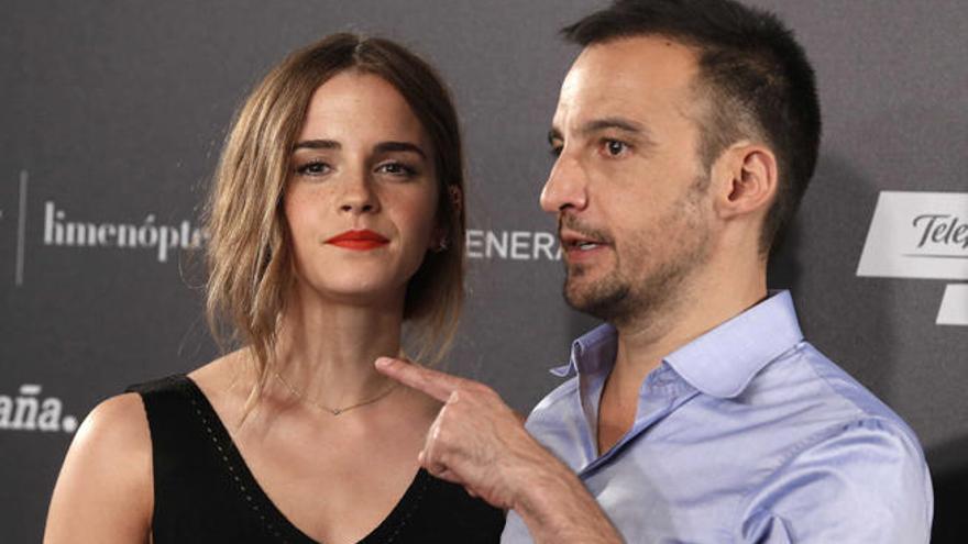 La actriz Emma Watson y Alejandro Amenábar posan juntos, ayer en Madrid, con motivo del estreno de &#039;Regresión&#039;.