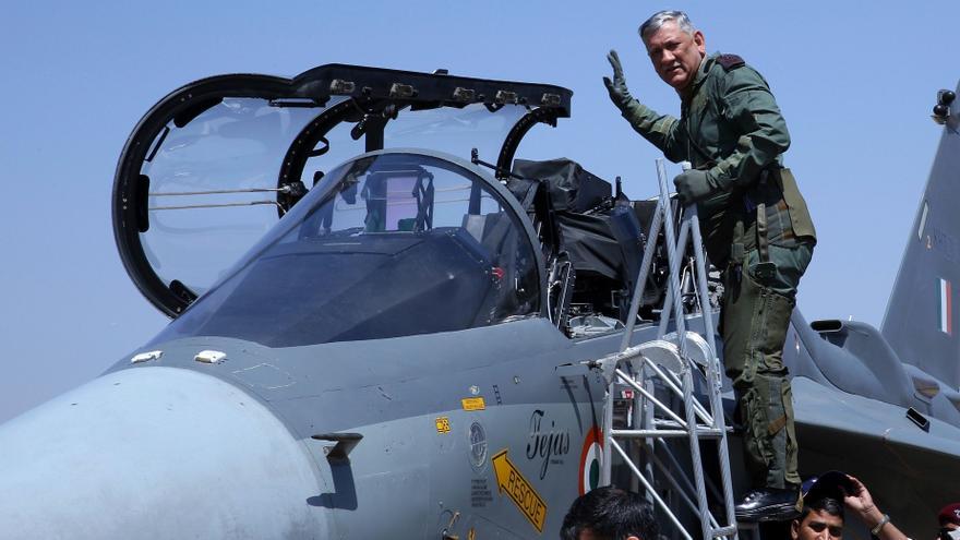 Mueren al menos 5 personas en un accidente de helicóptero con el jefe de Defensa indio a bordo