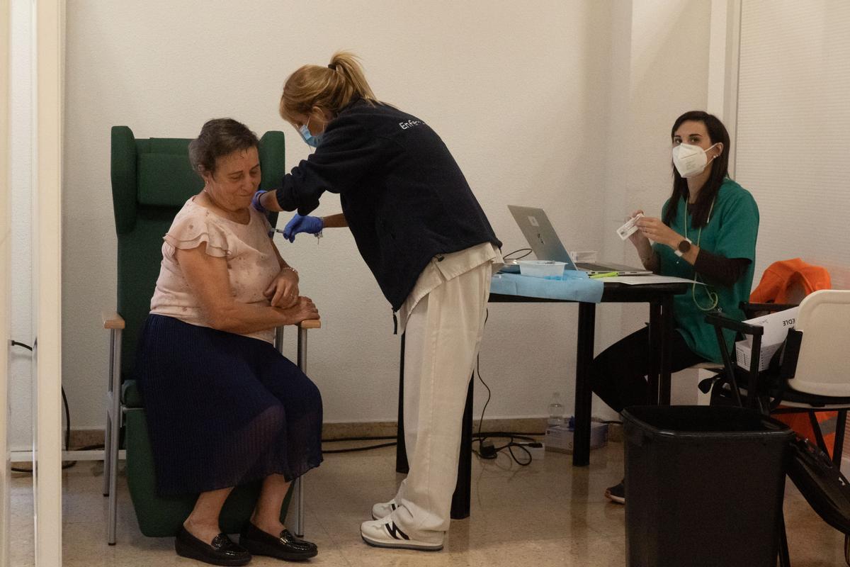 GALERÍA | La cuarta dosis contra el COVID en la residencia de Puerta Nueva (Zamora), en imágenes