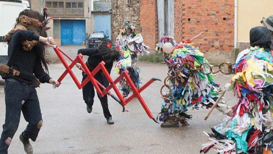 Diablos y demás personajes de la mascarada durante su recorrido por las calles de Sarracín de Aliste.