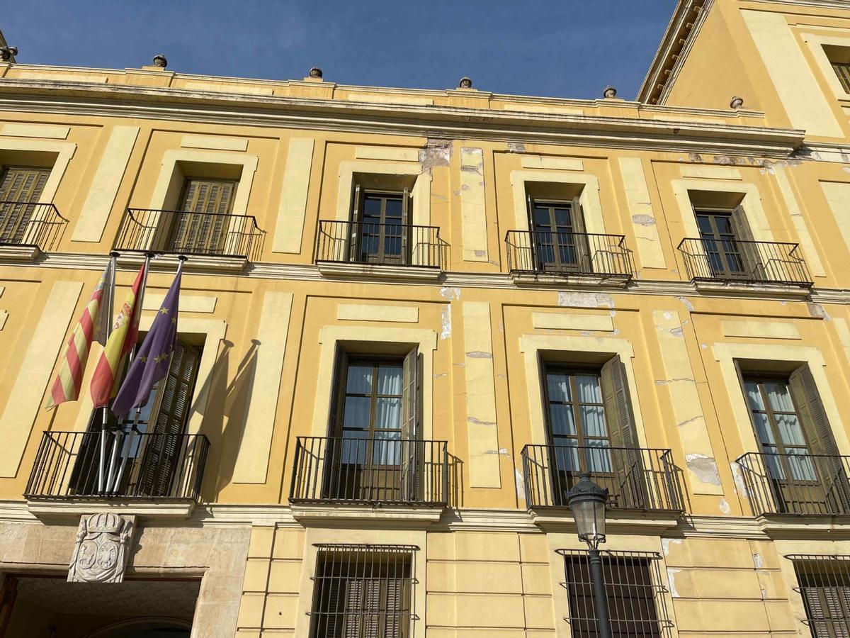 Desconchones en la fachada del Palacio de Cervelló