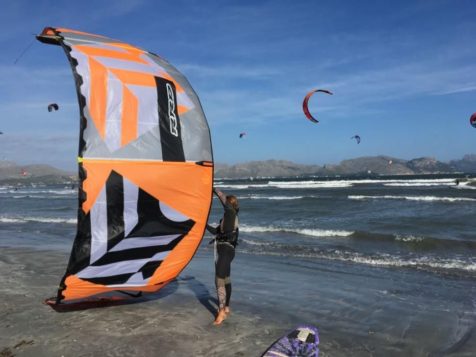 Medio centenar de kitesurfistas llenan la playa de es Barcarés de cometas