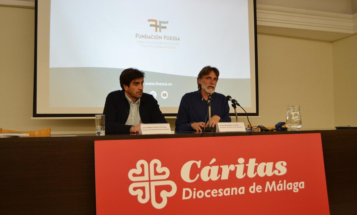 La presentación del informe FOESSA en Málaga, a cargo del director de Cáritas Diocesana de Málaga, José Miguel Santos, y del miembro del coordinador del estudio, Daniel Rodríguez de Blas.