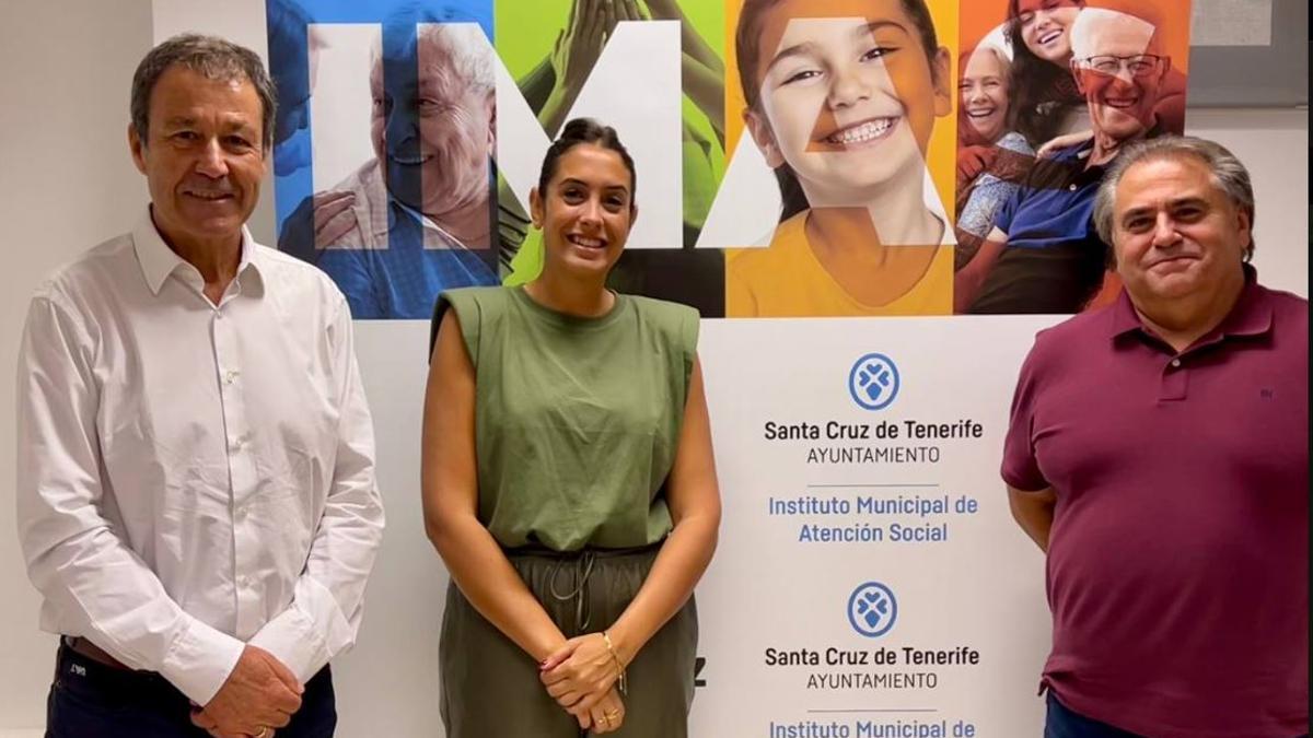 La concejala de Atención Social de Santa Cruz y representantes de 5 Océanos.