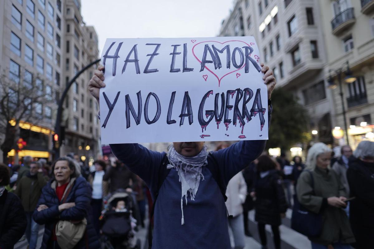 Manifestantes recorren las calles de València en la protesta del 'No a la guerra'