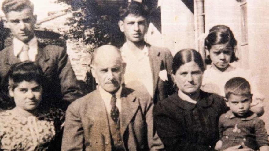 Manuel López, de pie en el centro, junto a sus padres y hermanos.