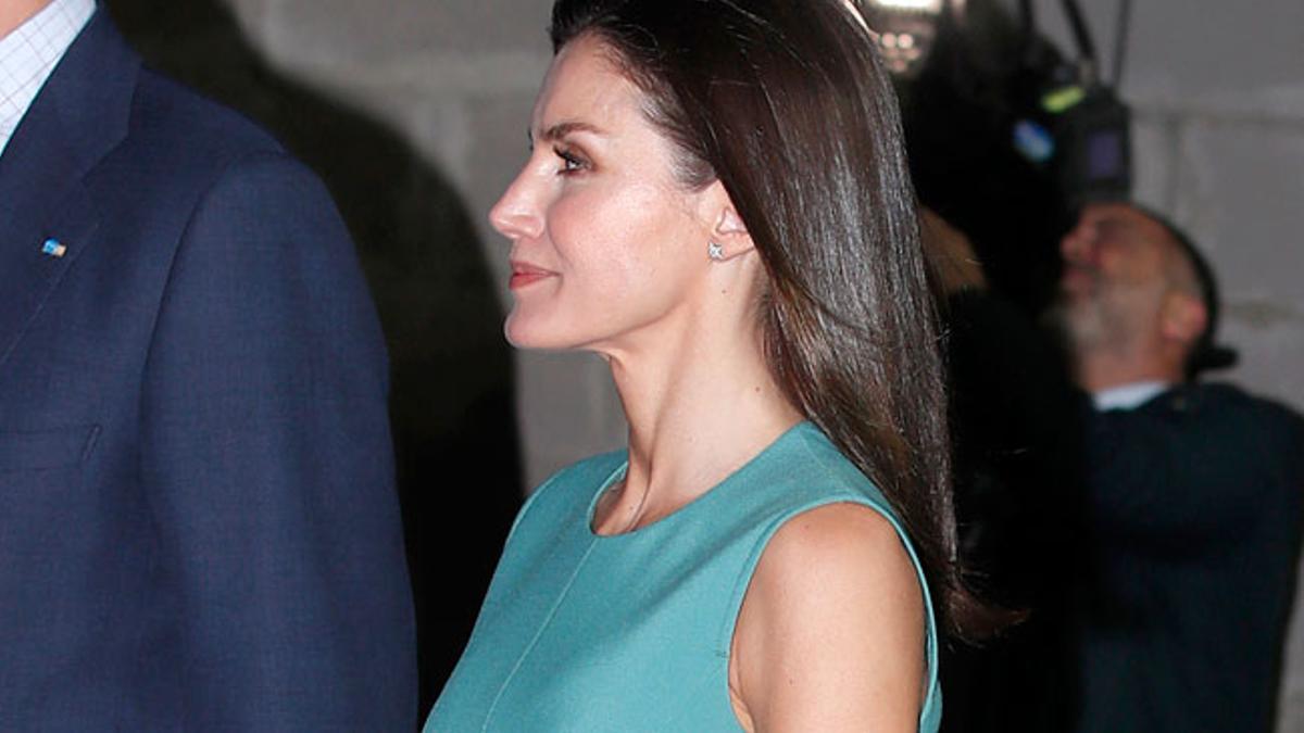 El vestido aguamarina de Letizia Ortiz para viajar a Argentina