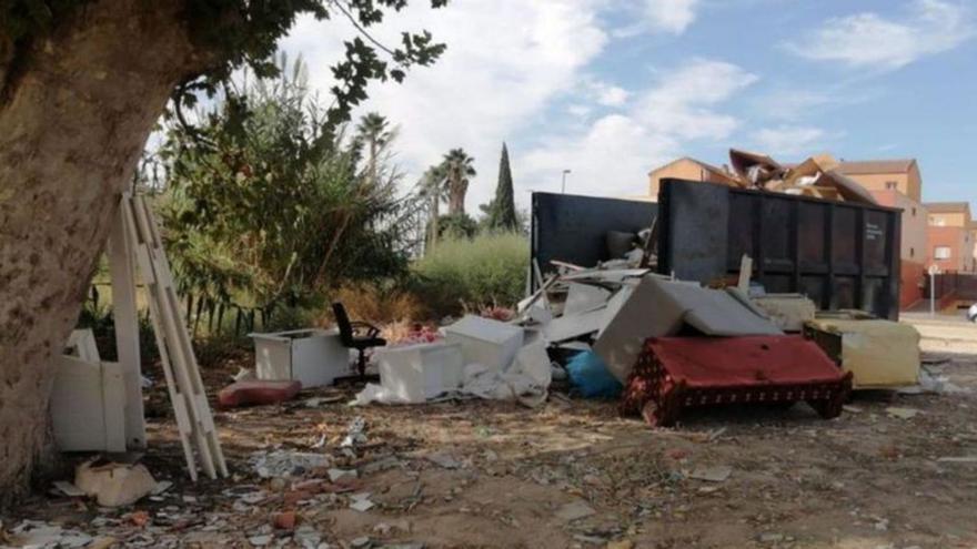 Drones y avalancha de denuncias en Murcia para poner freno a los vertederos de enseres