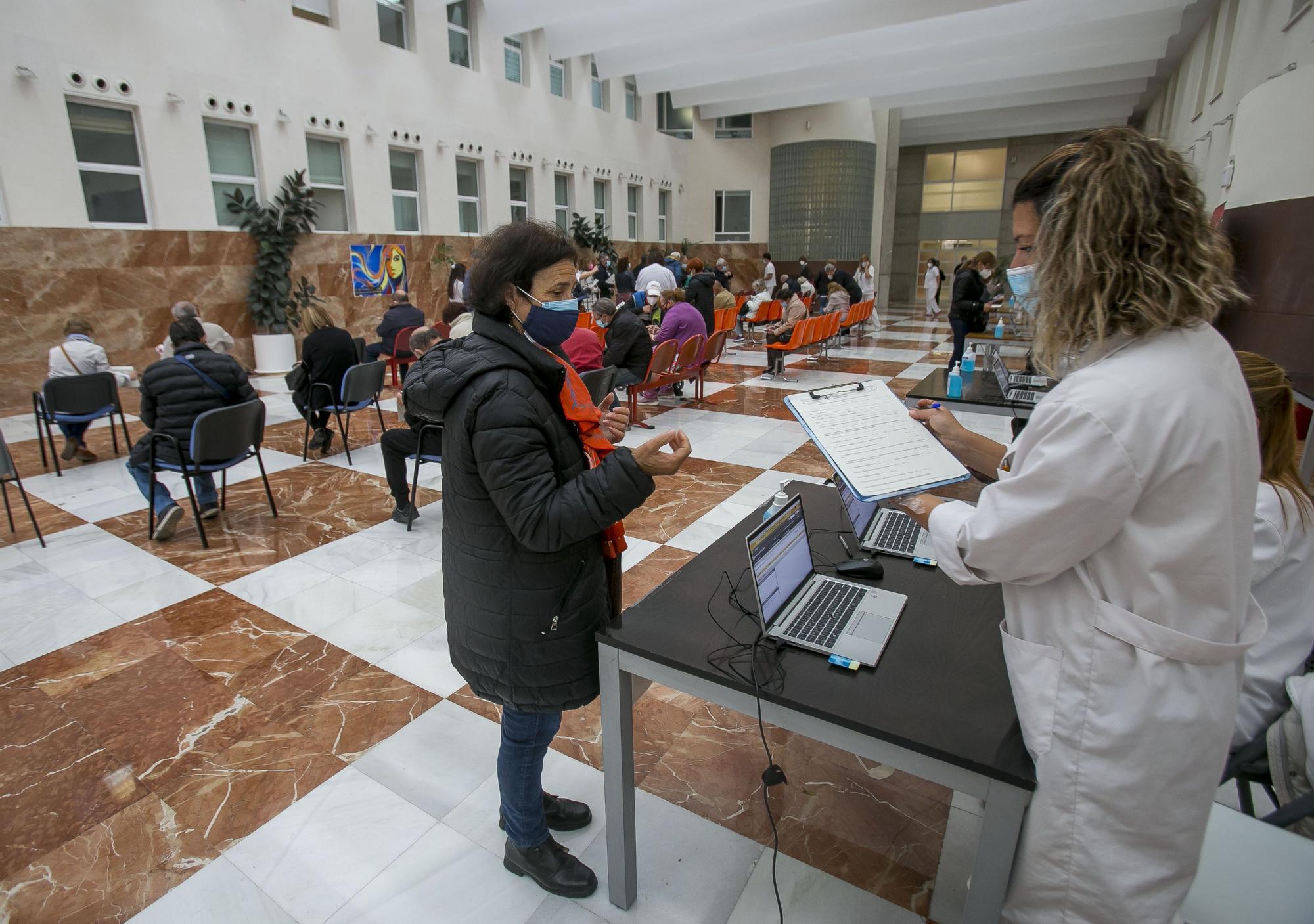 Comienza la vacunación masiva en el hospital de campaña de Alicante