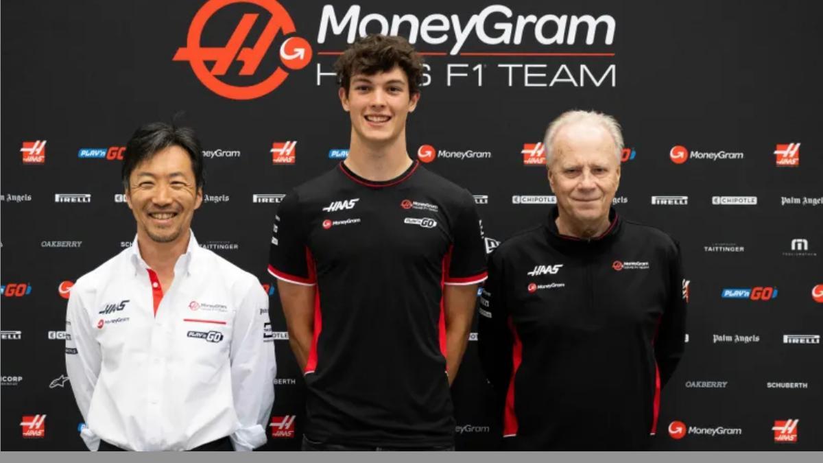 Oliver Bearman, junto Ayao Komatsu y Gene Haas