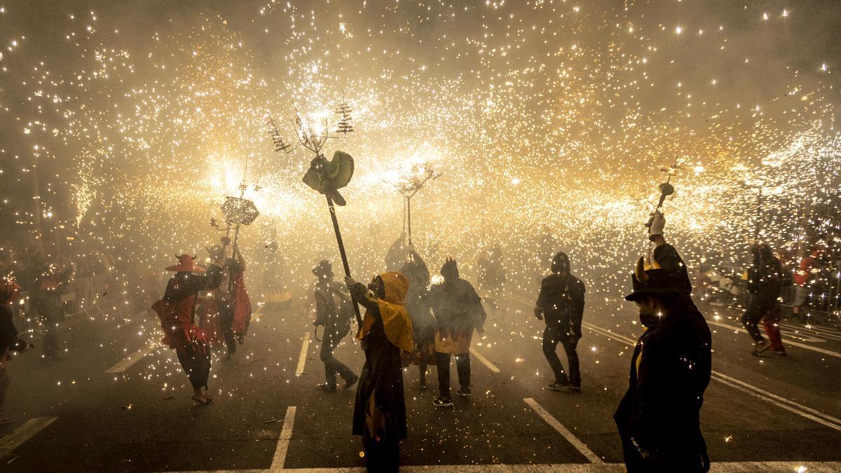 BARCELONA 25/09/2022 Festes de la Mercè Correfoc de la Mercè en el Passeig de Gràcia  FOTO de FERRAN NADEU