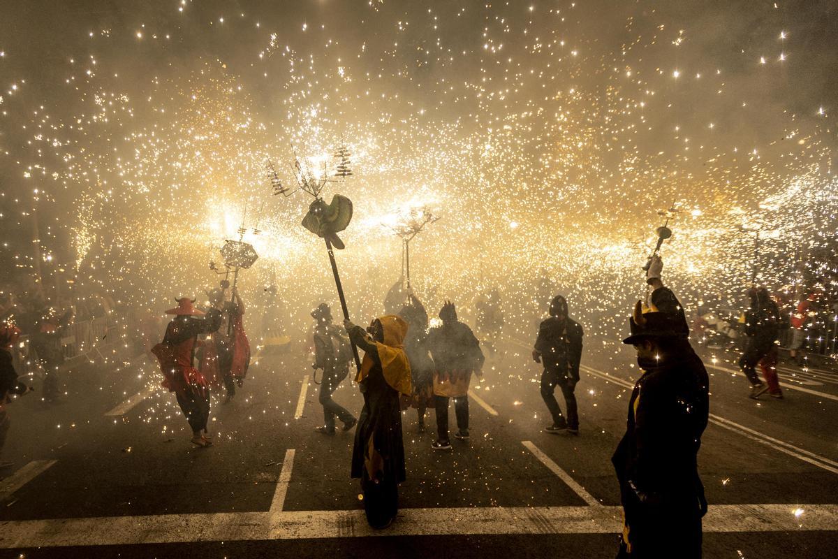 El paseo de Gràcia, durante el 'correfoc'.