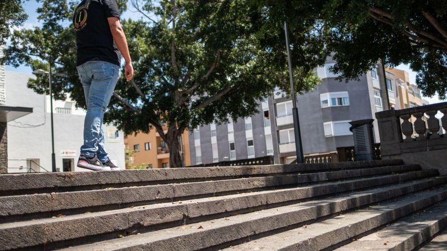 Cristian Expósito, presidente de la asociación Las Palmitas, en la plaza de la iglesia de la Cruz del Señor. | ANDRÉS GUTIÉRREZ