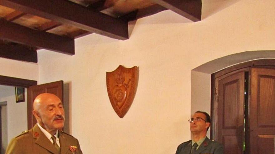 Jesús Bordás, junto a la ventana, durante la grabación de una escena, con otro actor, en la escuela de Balmori (Llanes). | R. M. V.