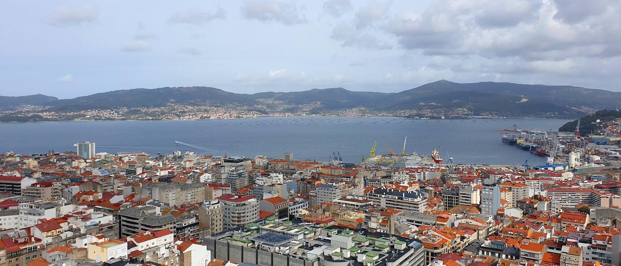 Vista general de la ciudad de Vigo, con el Puerto al fondo en marzo de 2022