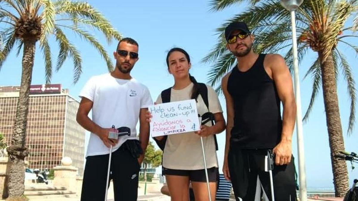 Los tres jóvenes que han promovido esta iniciativa.