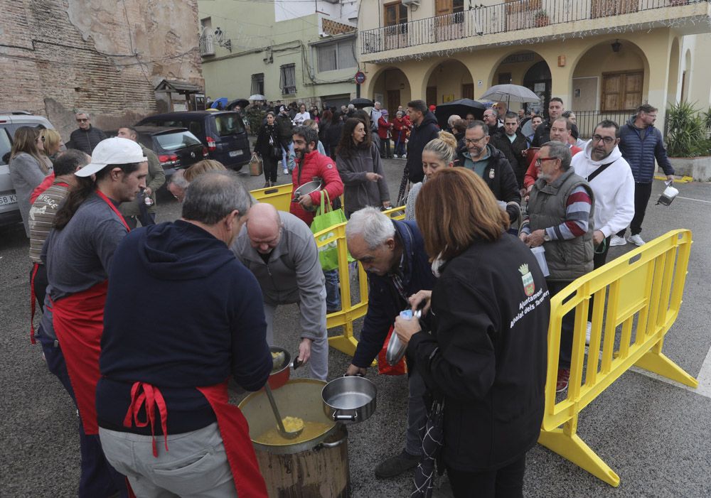 Reparto de calderas en Albalat dels Tarongers en día de su patrona.