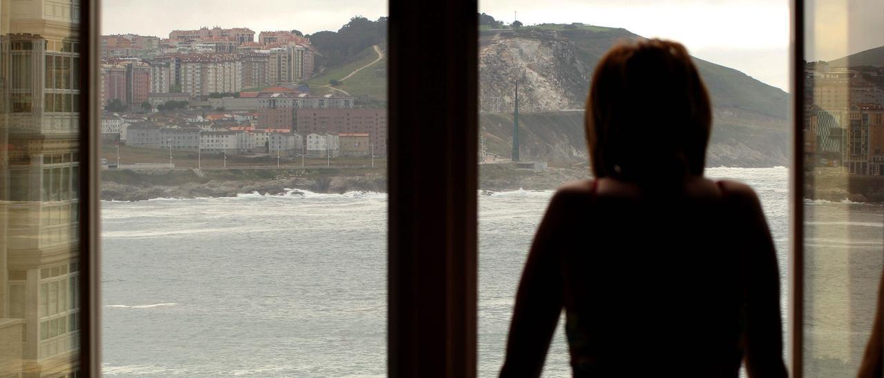 Una mujer en un apartamento frente a la playa