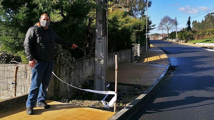 Iván Sabín muestra una de las zonas precintadas del paseo por la presencia de los viejos postes.  