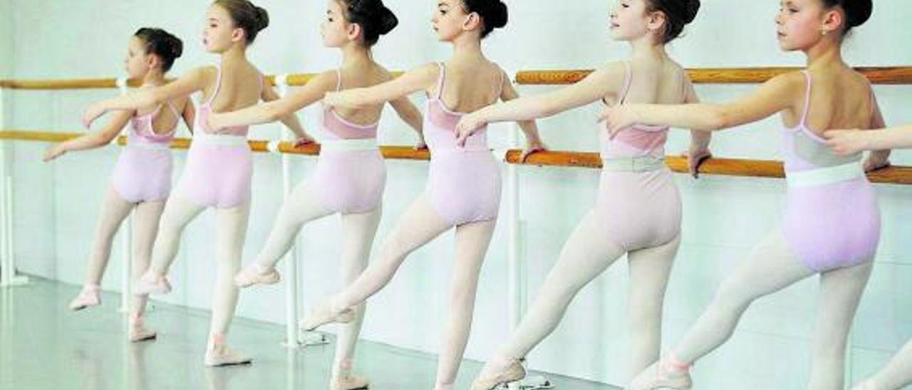 Un grupo de niñas durante una clase de ballet. |   // PIXABAY