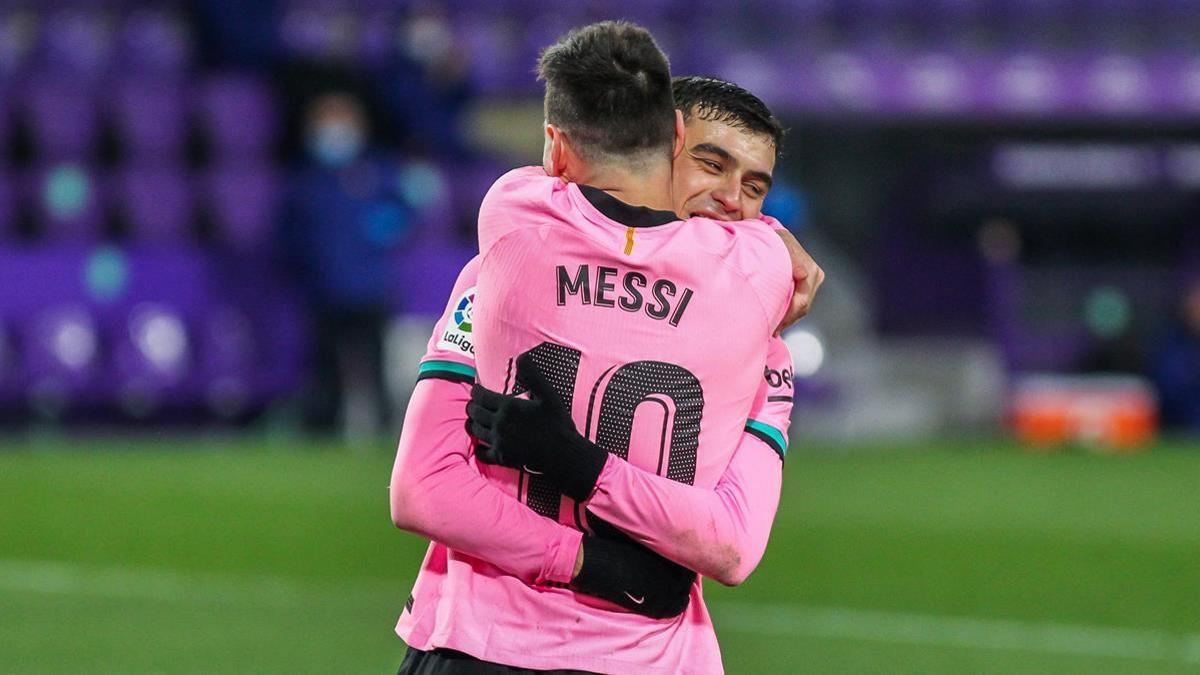 Lionel Messi abraza efusivamente a Pedri tras marcar el gol del 0-3 al Valladolid gracias a un pase de su compañero.