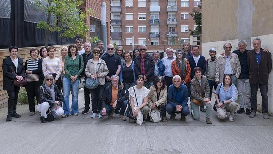 Una fotografia de grup dels membes de l’Associació Memòria i Història de Manresa en la celebració del 20è aniversari